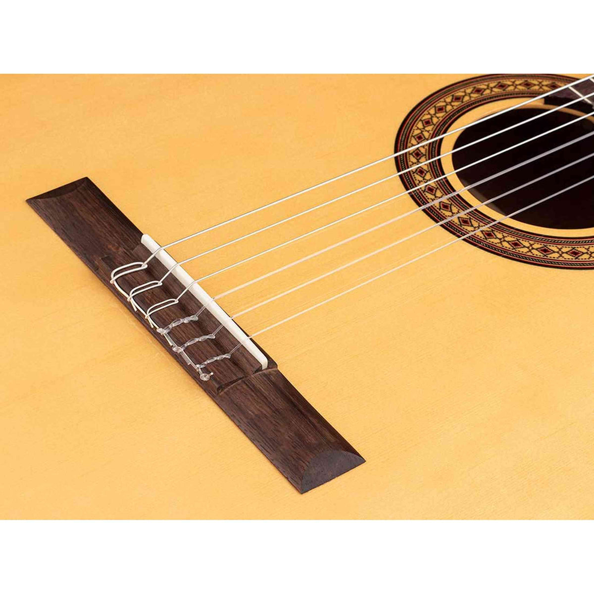 Salvador Cortez CS-25 – Klassieke gitaar met massief spruce bovenblad en mutenyé zij- en achterkant