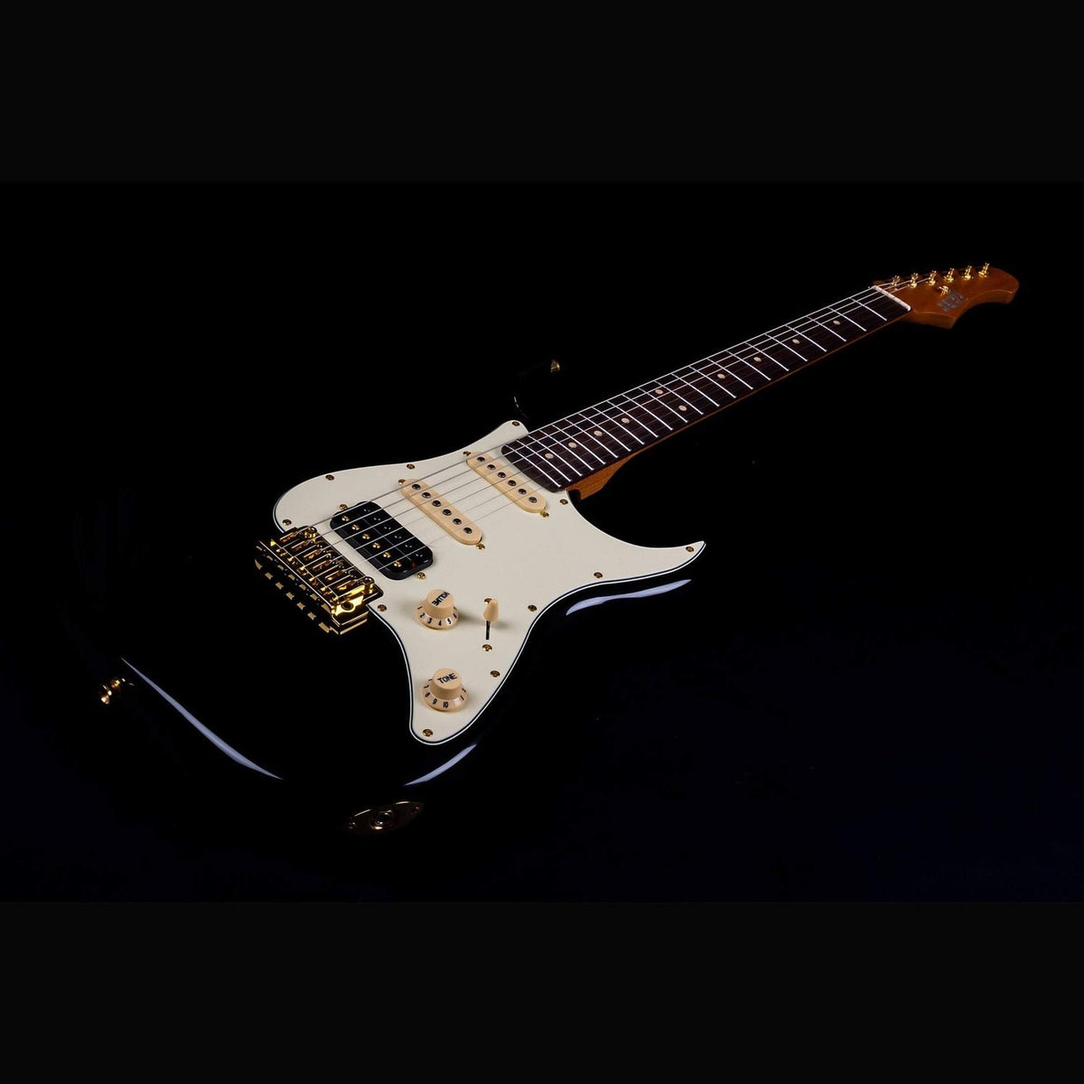 JET JS-480 BK G S-style Elektrische Gitaar HSS Alnico V Tremolo Rosewood Toets Zwart met Gouden Hardware