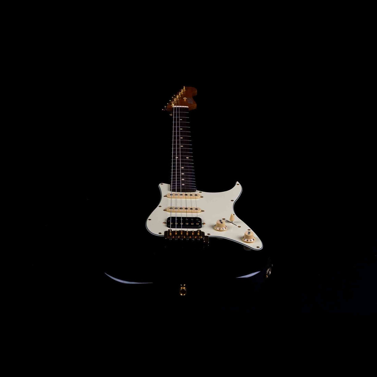 JET JS-480 BK G S-style Elektrische Gitaar HSS Alnico V Tremolo Rosewood Toets Zwart met Gouden Hardware
