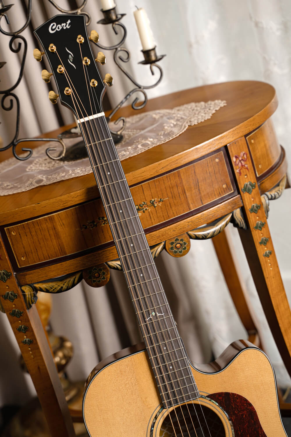 Cort Gold-DC6 – Massief Mahonie, Torrefied Sitka & Fishman Flex Blend