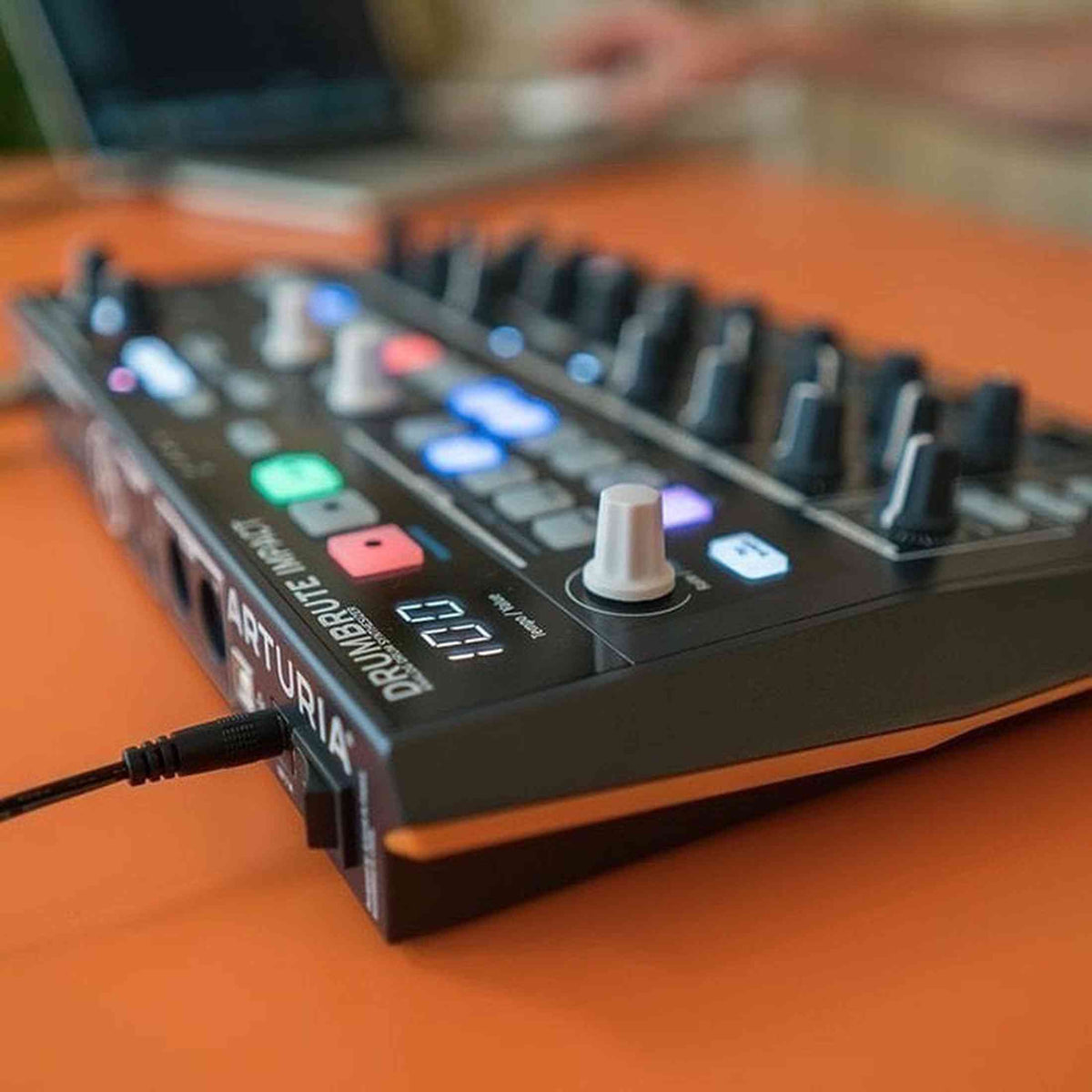 Arturia DrumBrute Impact – analoge drummachine, 10 klanken, step-sequencer en individuele uitgangen
