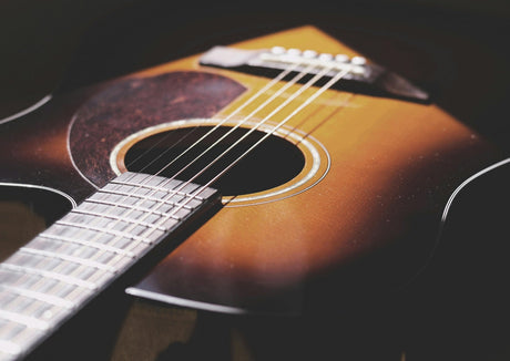 Wat is het verschil tussen een klassieke en een akoestische gitaar?