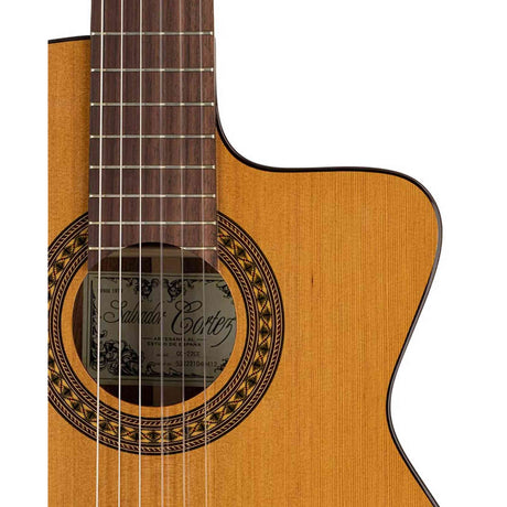 Salvador Cortez CC-22CE – Klassieke gitaar met massief ceder bovenblad, sapele body, cutaway en Fishman elektronica
