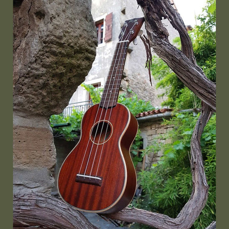 Flight MUS-2 Solid Mahogany Soprano Ukulele met Solid Mahogany Body, Gotoh Friction Tuners en Aquila Super Nylgut Snaren