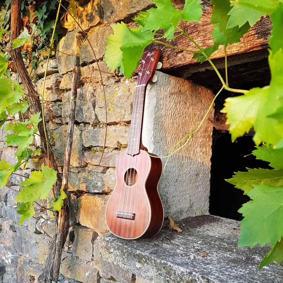 Flight MUS-2 Solid Mahogany Soprano Ukulele met Solid Mahogany Body, Gotoh Friction Tuners en Aquila Super Nylgut Snaren