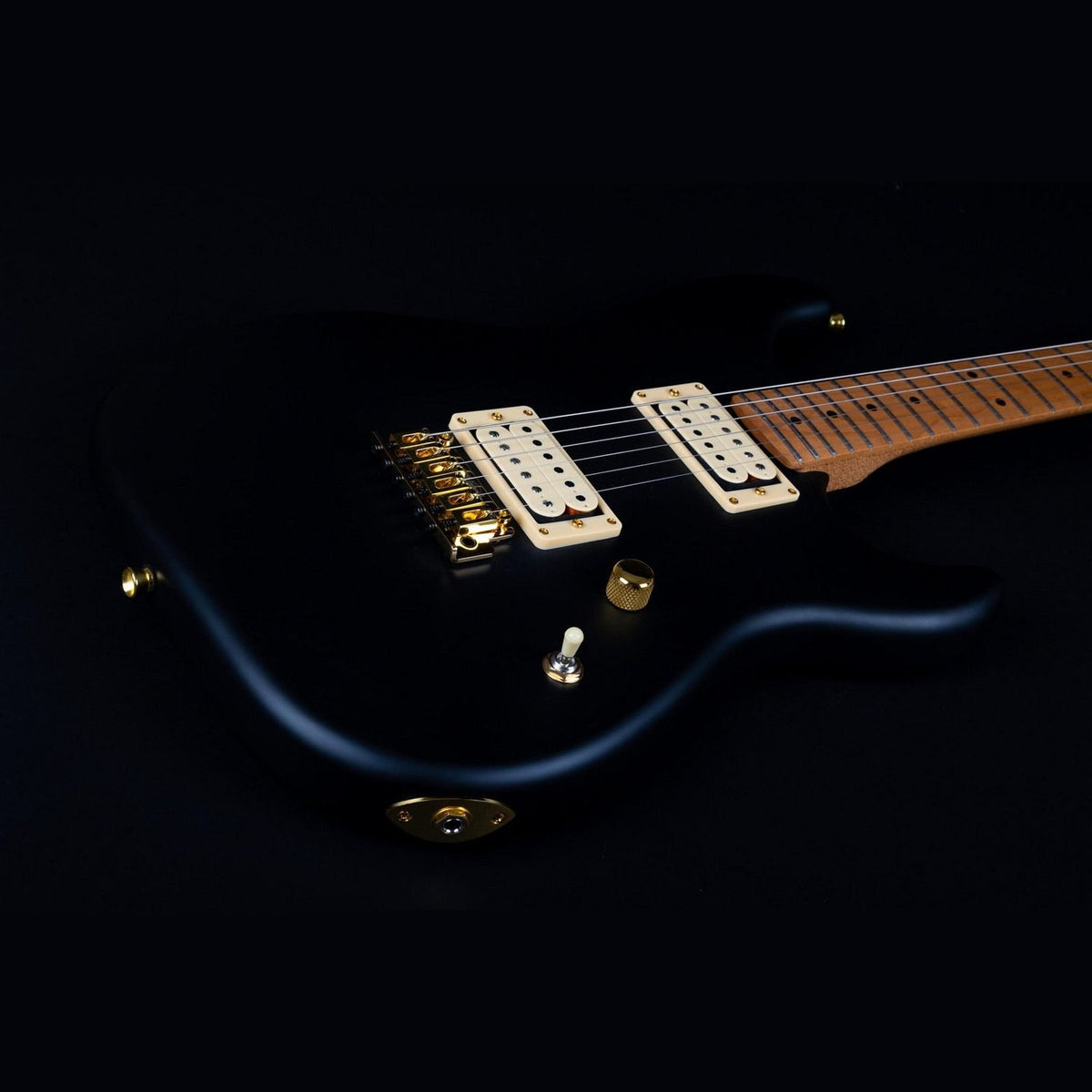JET JS-700 MBK S-style Elektrische Gitaar HH Wilkinson Tremolo Roasted Maple Matt Zwart