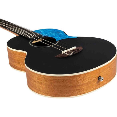 Flight Iris Baritone BK Ukulele met Solid Spruce Top, Mahogany Body en Zwarte Afwerking