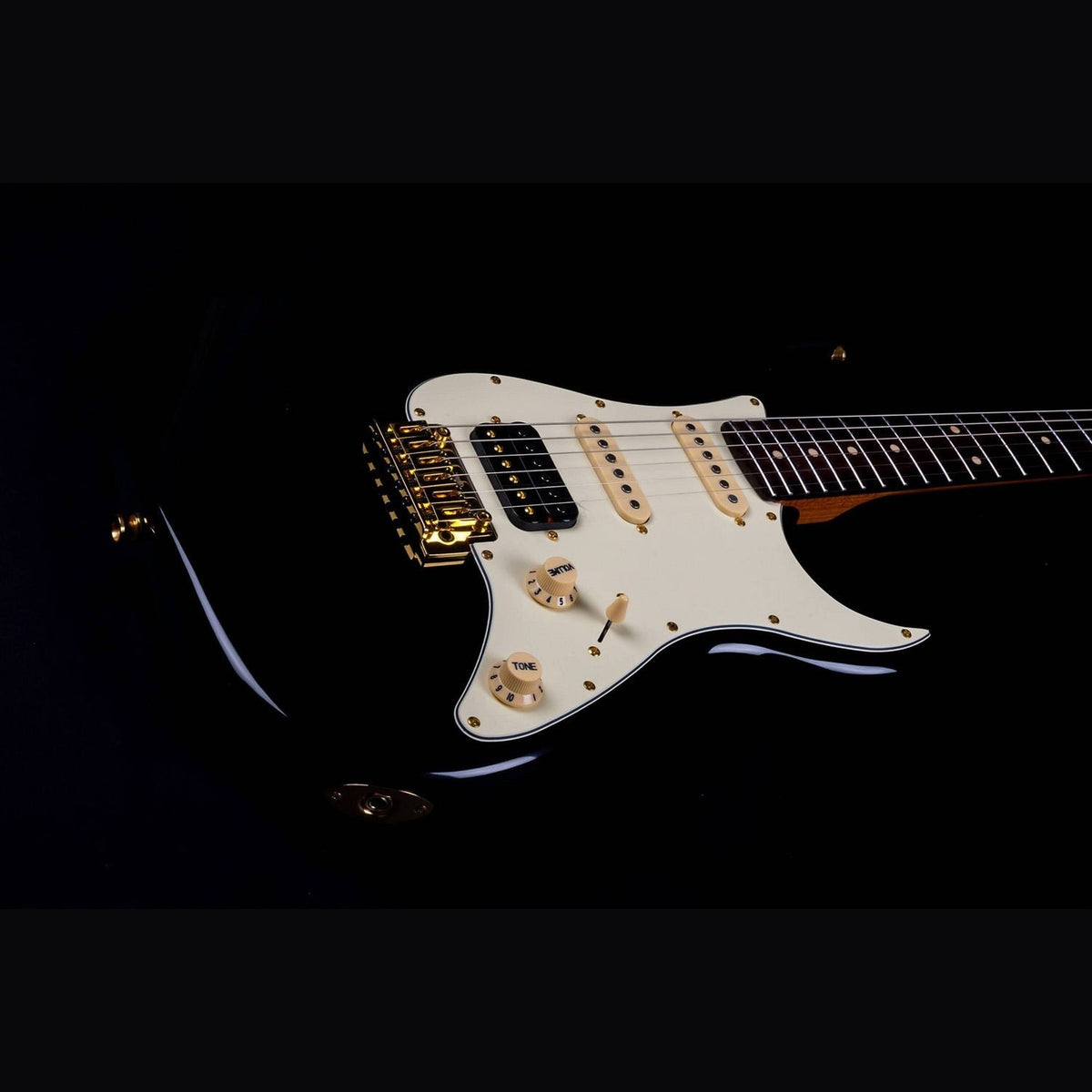 JET JS-480 BK G S-style Elektrische Gitaar HSS Alnico V Tremolo Rosewood Toets Zwart met Gouden Hardware
