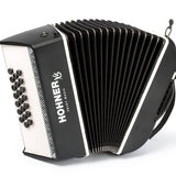 HOHNER A2931 XS Knopaccordeon- 21 knoppen en 15 bassen Grijs‑Wit met gigbag en volwassen draagriem