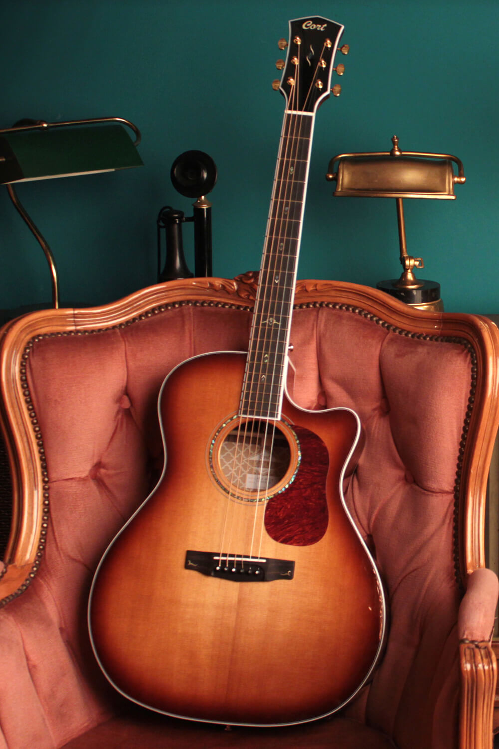 Cort Gold-A8 – Massief Pau Ferro, Torrefied Sitka & Fishman Flex Blend – Light Burst