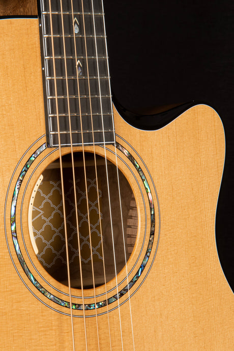 Cort Gold-Edge – Massief Flamed Myrtlewood, Torrefied Sitka & L.R. Baggs Anthem