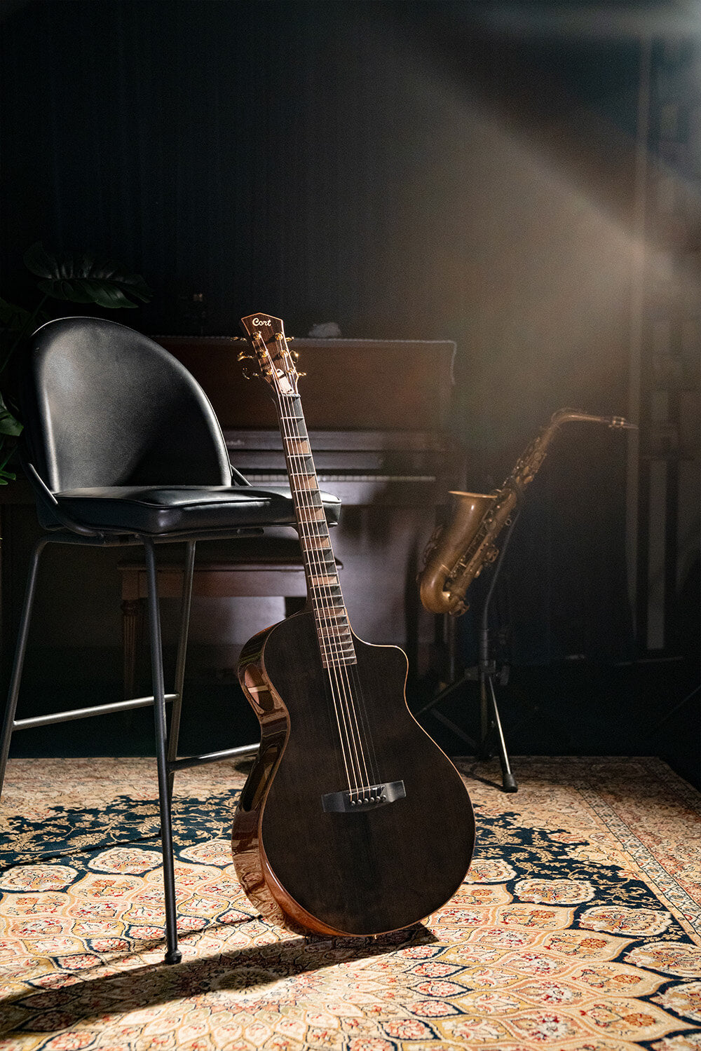 Cort Modern Black Masterpiece – Massieve Europese Spar, Mahonie & Dual Sound Ports