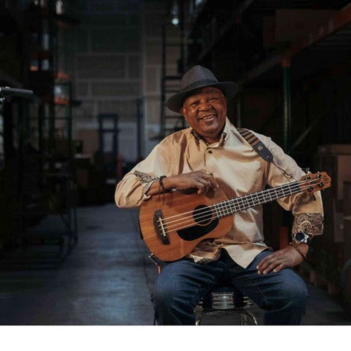 Kala Bakithi Kumalo Signature U•BASS® bas ukulele – Mahonie, Roundwound Snaren, EQ en Custom Gigbag
